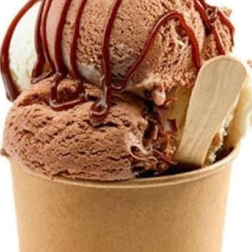 Delicioso sorvete de creme doce de leite com camada de doce de leite