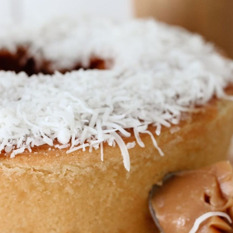 Massa levinha com cobertura de doce de leite e salpicado com coco. Além de gostoso fica lindo!