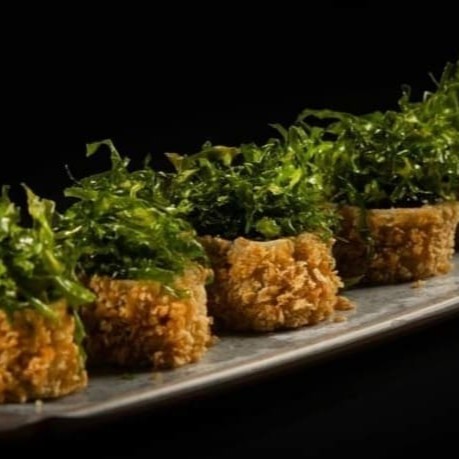 Hotholl couve é um enrolado de arroz recheado com salmão e nori por fora, empanado e frito finalizado com creame chessee e couve frito