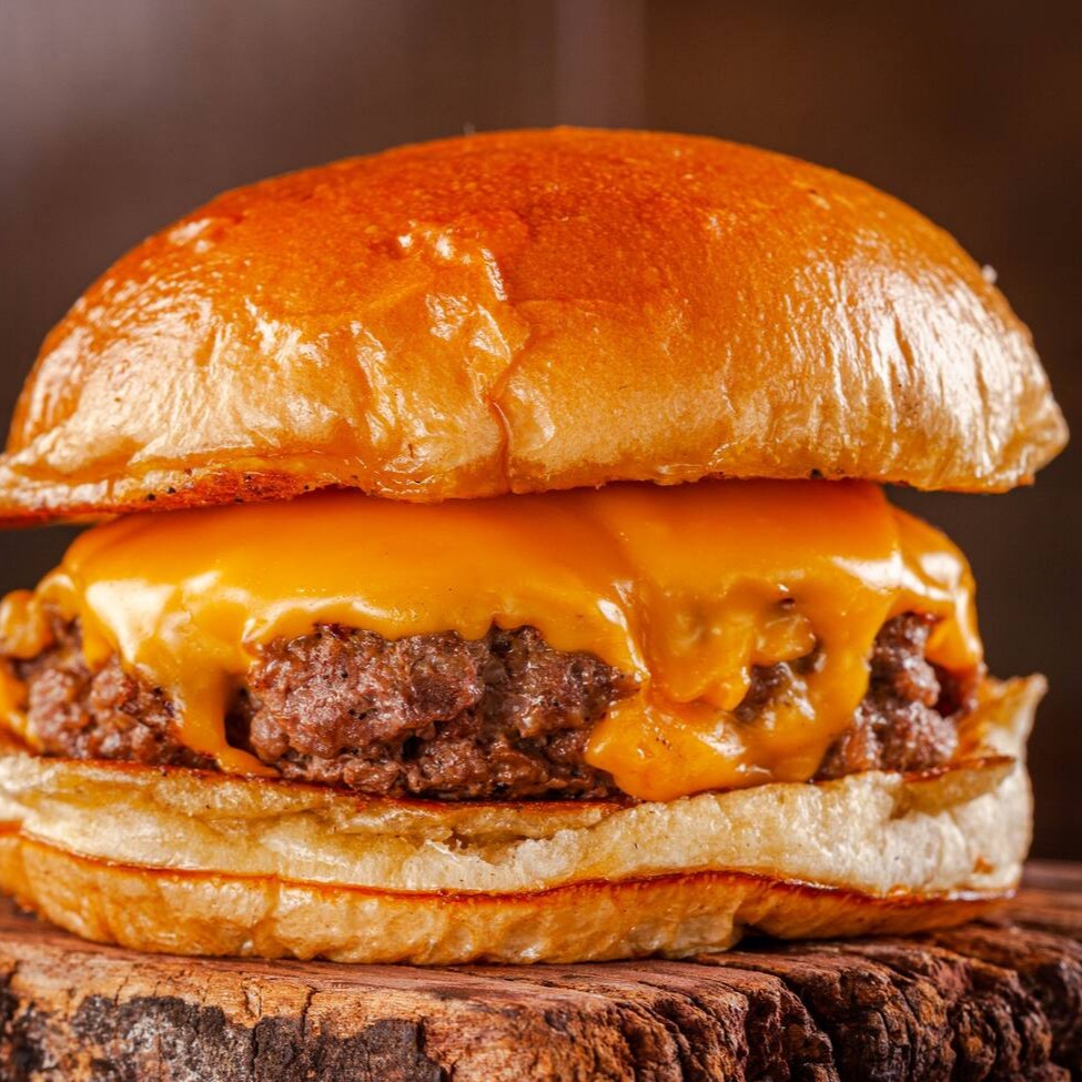 Blend 150g , Queijo Cheddar ou Prato, no pão de brioche amanteigado.