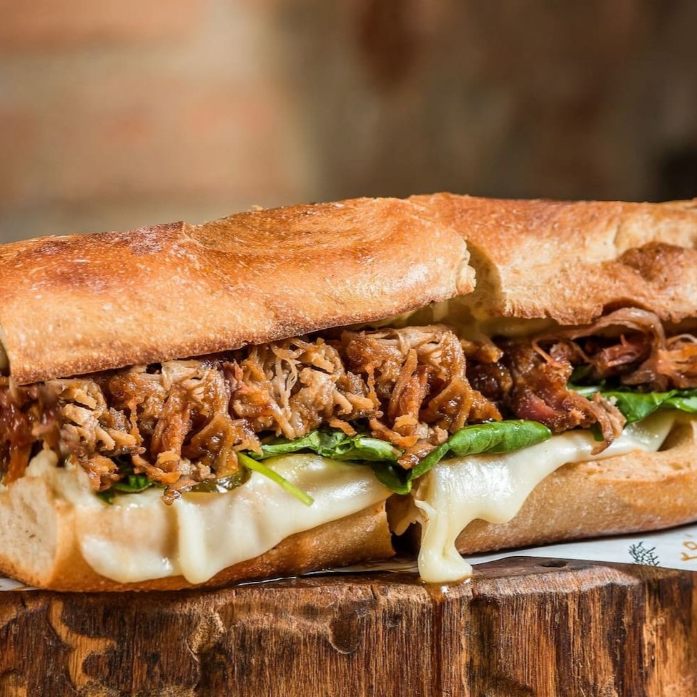 Sanduíche de focaccia com costela, suco de laranja ou matte carioca (350ml) e uma banoffe para finalizar. Um lanche que resolve a sua fome da tarde com sabor e simplicidade.