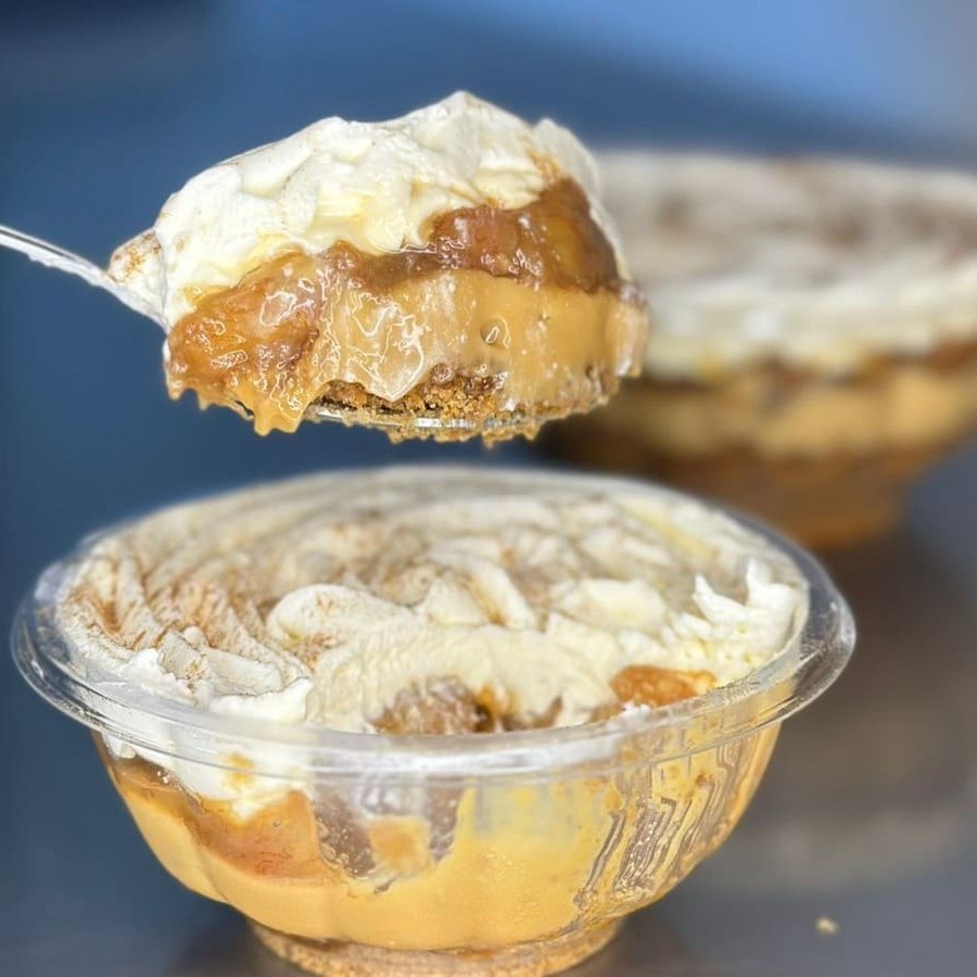 Não é qualquer banoffe... É o Nosso banoffee feito com uma farofa de biscoito artesanal, banana caramelizada, cremoso de doce de leite, suave e saboroso chantininho finalizado com canela em pó.