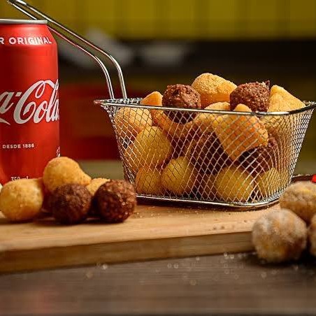 Aproveite nossa promoção especial de salgadinhos! O conjunto inclui 25 deliciosos salgadinhos fritos, perfeitamente crocantes e saborosos, acompanhados de uma refrescante lata de refrigerante. Você tem a liberdade para escolher até 5 opções diferentes de salgadinhos para compor o seu pedido. Tudo isso por apenas R$ 29,99! Entre as opções disponíveis, temos coxinhas, croquetes, bolinhos de bacalhau e muito mais. Perfeito para festas, lanches ou coffee breaks. #salgados #salgadinhos #festa #kitfesta #lanche #coffeebreak #coxinha #croquete #bolinhodebacalhau #hamburguer #queijo #fastfood