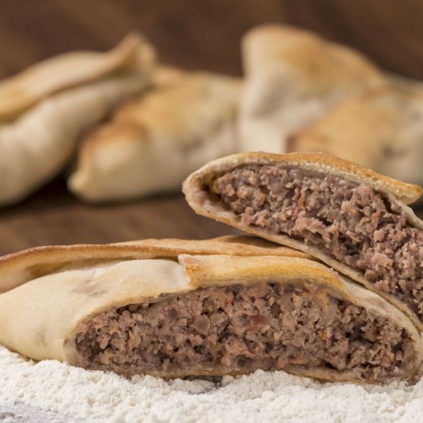 Temos sabores exclusivos e também os tradicionais, com recheio caprichado e produção 100% artesanal