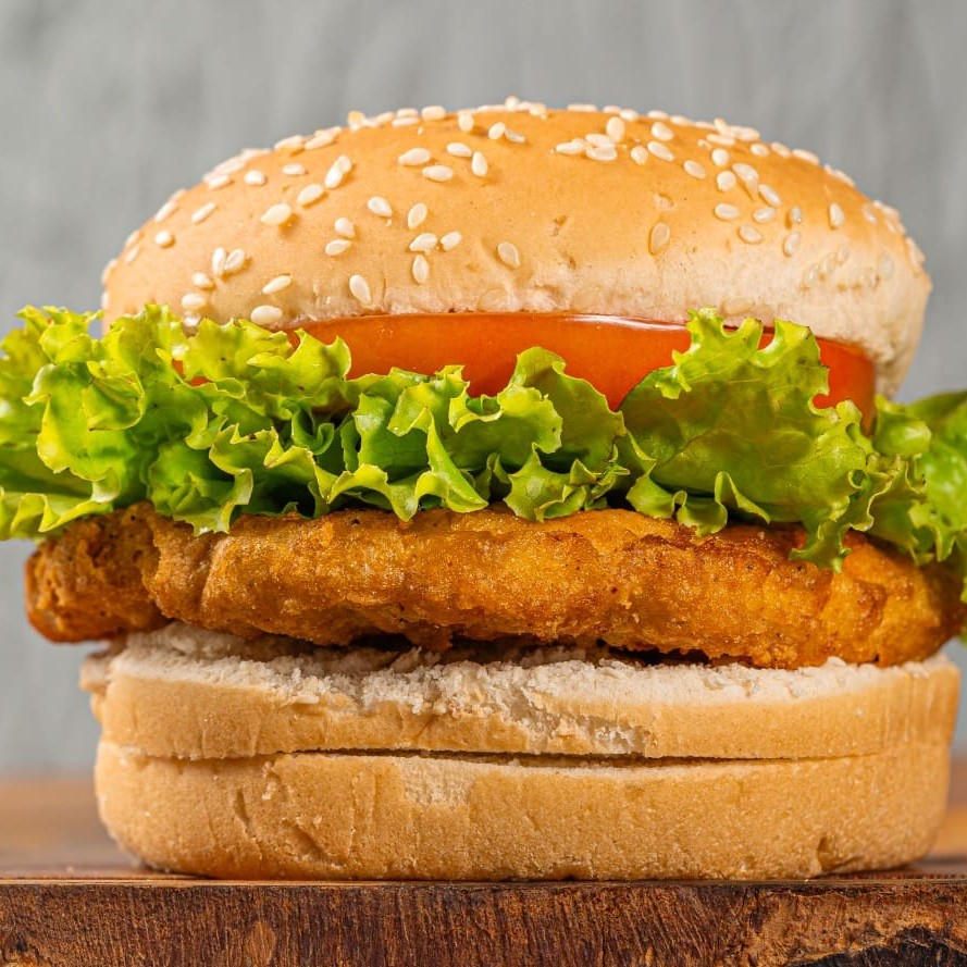 Carne de frango crocante, queijo e salada. (Escolha seu molho).