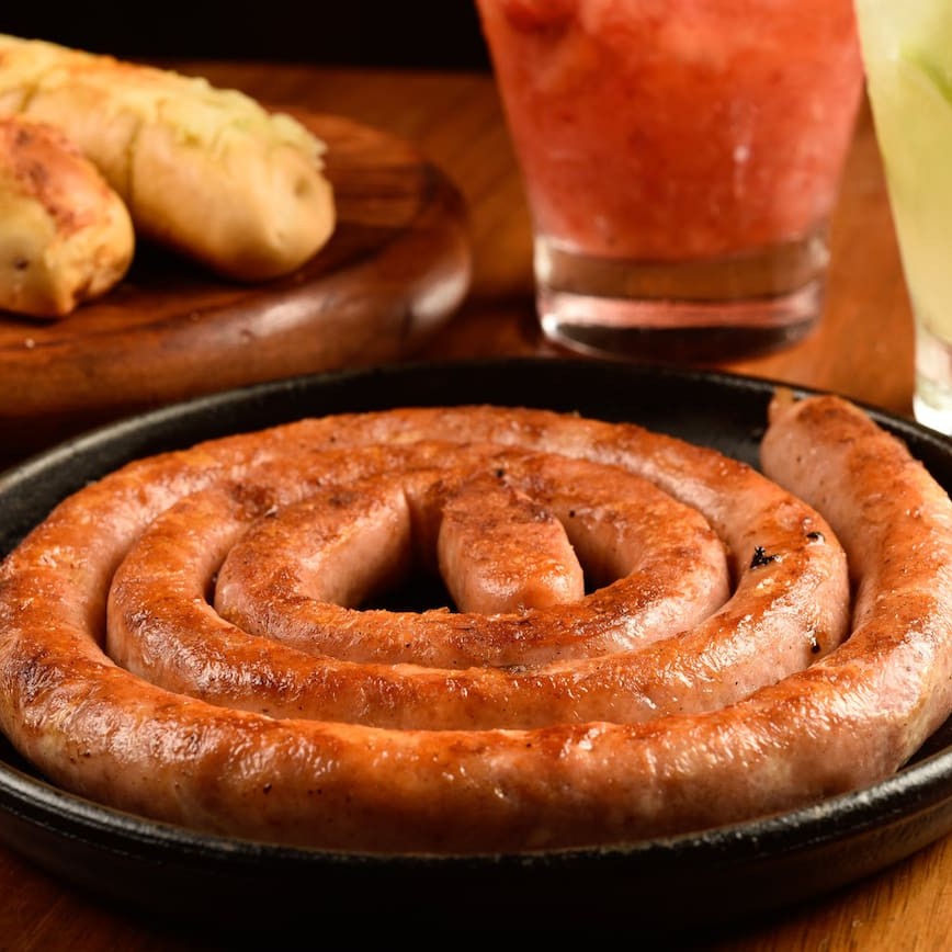 Linguiça artesanal mista. Produção limitada e sabor inigualável. Acompanha 2 pães de alho.
