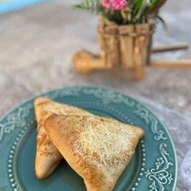 Salgado de frango com requeijao.