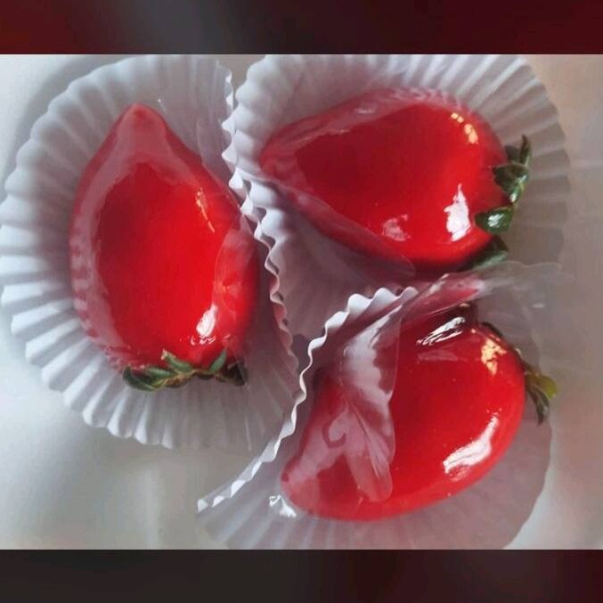 Três delícias irresistíveis para adoçar seu Dia! ️ Morangos fresquinhos, recheados com brigadeiro de Ninho e cobertos com uma camada crocante de caramelo. O tamanho perfeito para compartilhar (ou não ).