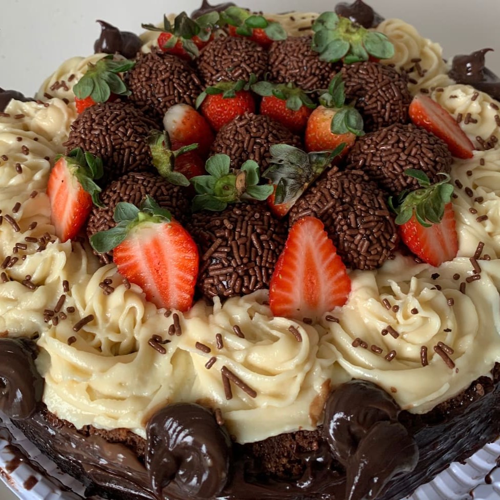Brownie, recheio de chocolate ou Ninho , cobertura de brigadeiro e morango com docinho de brigadeiro
