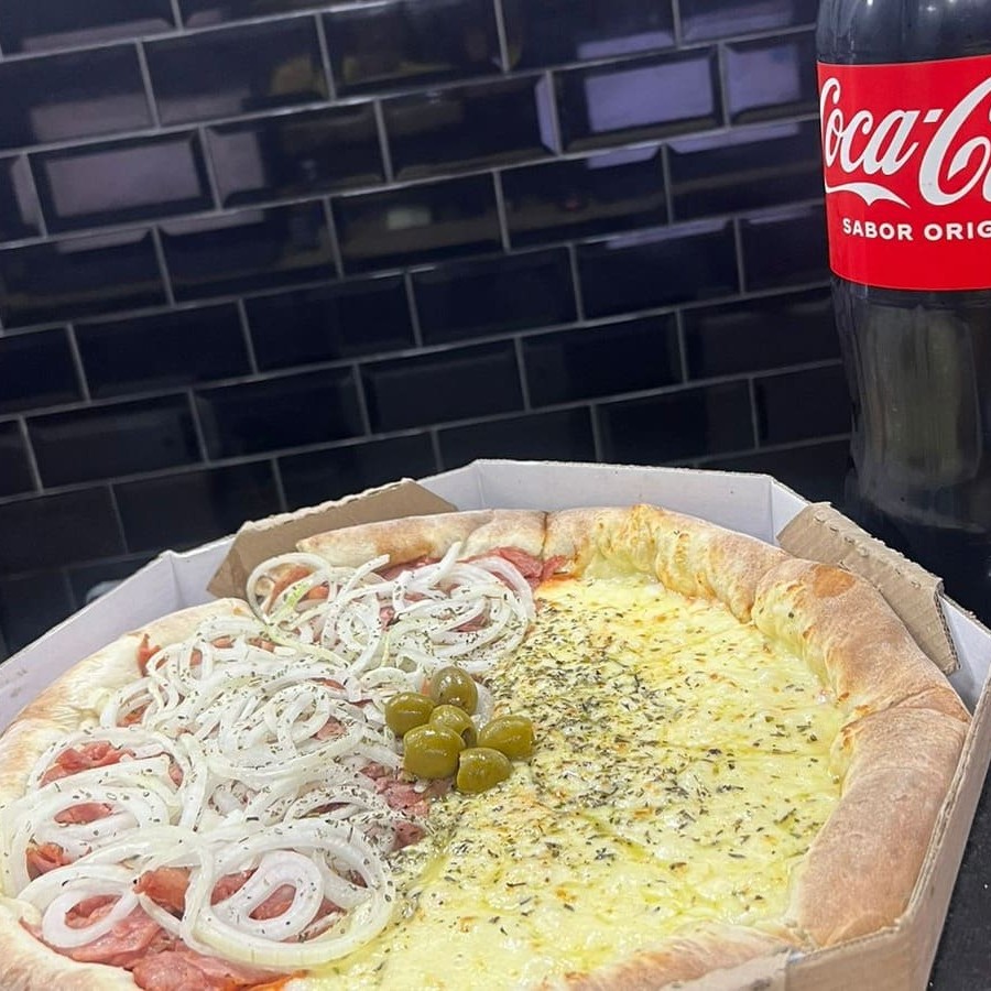Pizza meia mussarela meia calabresa + coca 2 litros