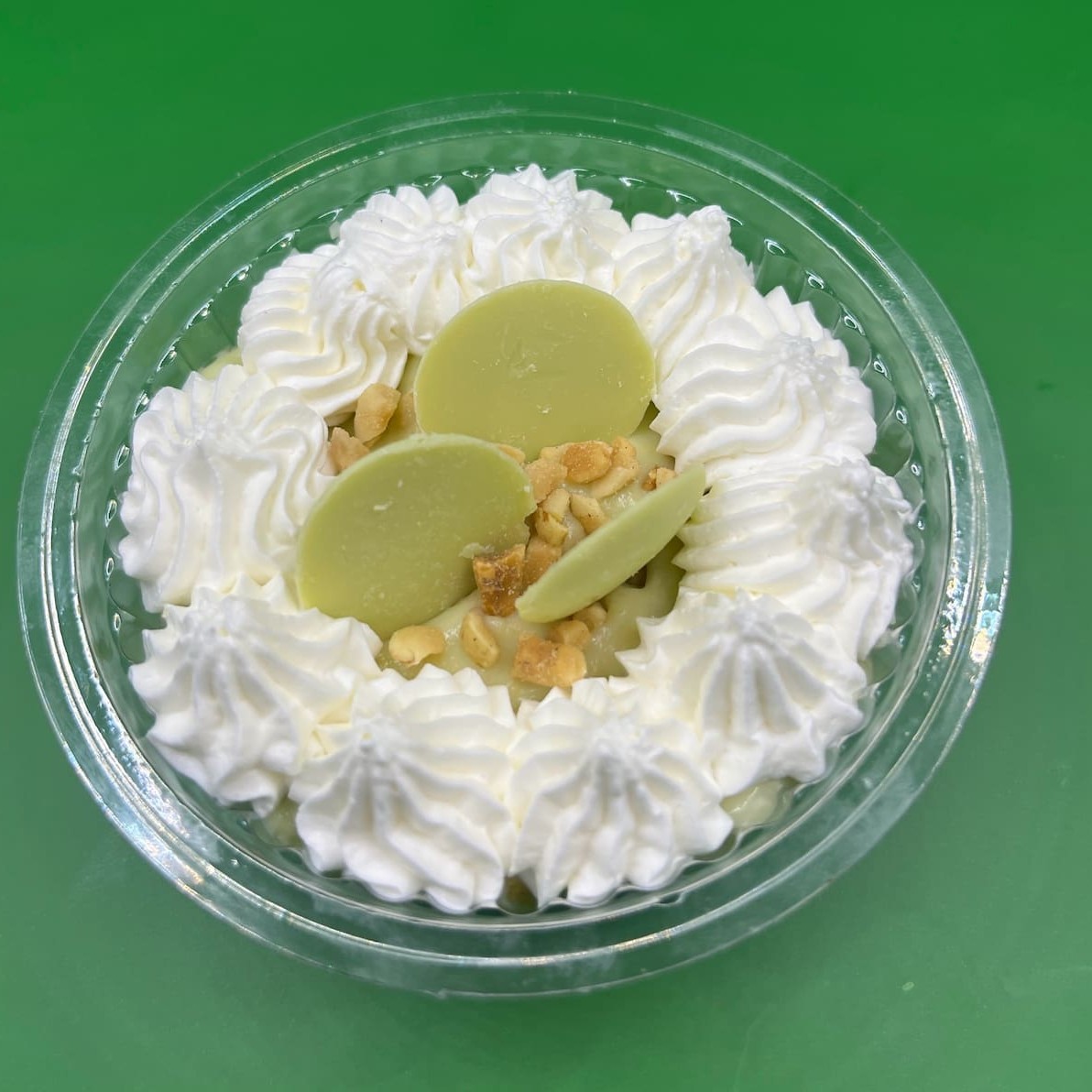 Uma deliciosa massa amanteigada com creme de pistache finalizando com chantilly Ninho e chocolate de pistache