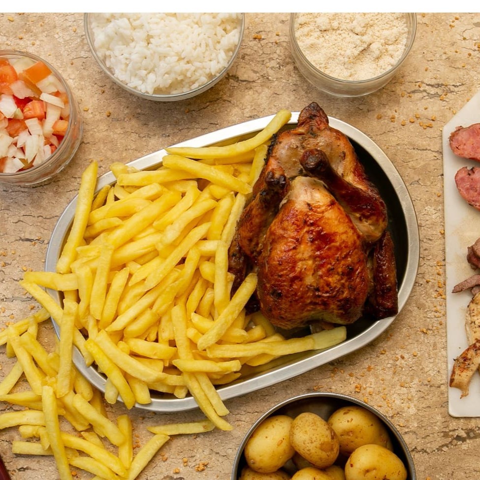 Delicioso frango assado, preparado à perfeição, mantendo a suculência e o sabor autêntico. Acompanha 500 gramas de batatas fritas, crocantes por fora e macias por dentro, servidas em porção generosa. Para completar, oferecemos um molho exclusivo, que agrega um toque especial à combinação, e a tradicional farofa brasileira, garantindo uma explosão de sabores. Essa é uma das nossas incríveis promoções!