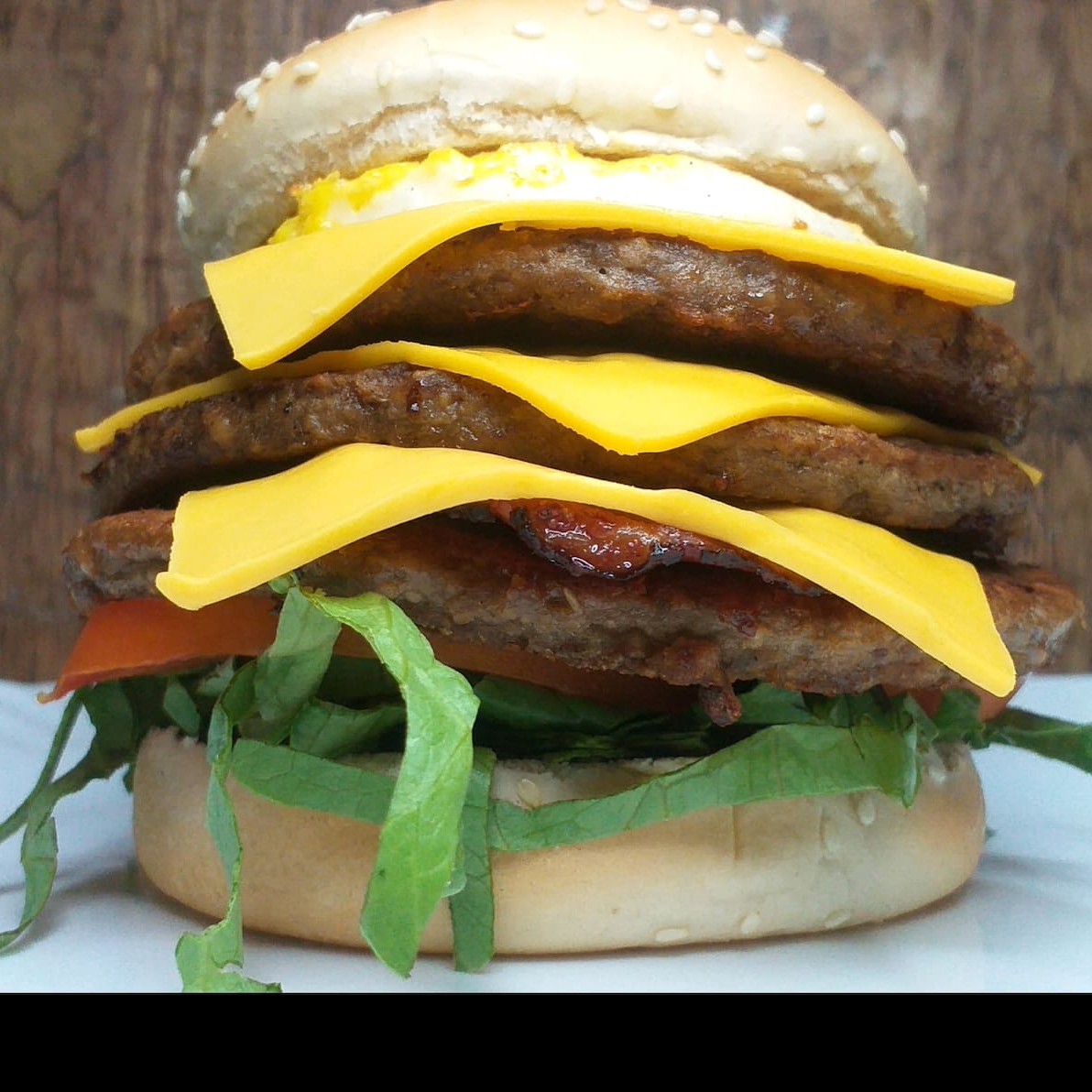 Pão com Gergelim,3 Picanhas 90g, 3 Fatias de , Cheddar, Bacon, 1 Ovo, alface americana, tomate e molho especial