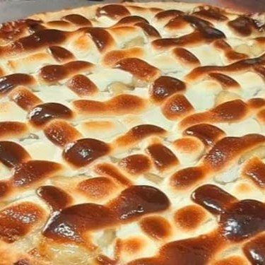 Serve 4 fatias, podendo dividir até pra 2 pessoas.