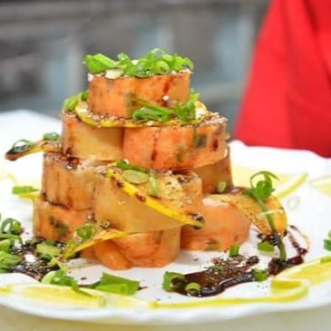 Maquinonos de  rolinho primavera, com salmão, kani, cebolinha, creme cheese e alho poró. 10 unidades