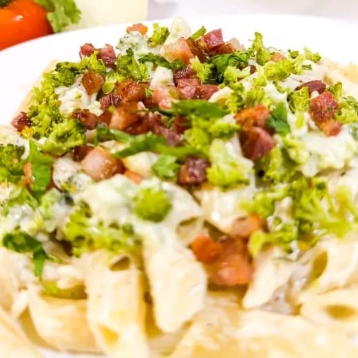 Delicioso Penne ao molho branco com frango desfiado, calabresa e brócolis. Finalizado com queijo mussarela e alho frito, orégano. Cheiro verde.