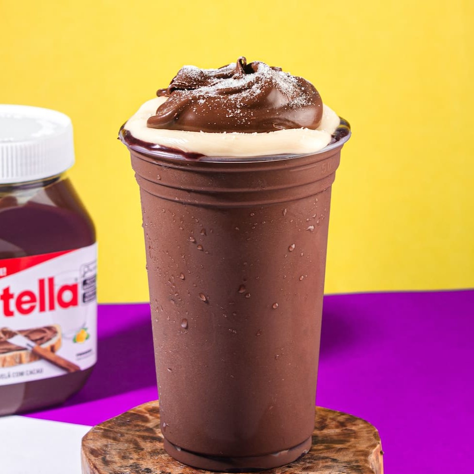 Delicie-se com nosso Açaí Tradicional, Com  Nutella Original E  Sem Miserê, Passamos No Copo E Ainda Colocamod Por Cima,servido em um Copo de 700ml. Preparado com uma receita única e inovadora, este açaí é batido exclusivamente com Guaraná, proporcionando um sabor autêntico e surpreendente. Além do paladar irresistível, oferecemos uma variedade de complementos gratuitos, como você nunca experimentou em um açaí. Uma experiência saborosa e refrescante que vai além do convencional. Experimente e surpreenda-se!