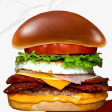 Nosso X-Tudo traz um hambúrguer bovino suculento, coberto com queijo cheddar e muçarela derretidos, presunto, calabresa, muito bacon crocante, e um ovo frito na chapa. Completo com uma salada fresca de alface e tomate, tudo isso é finalizado com o molho especial da casa. Servido em um pão de brioche selado com manteiga, garantindo um sabor irresistível a cada mordida.