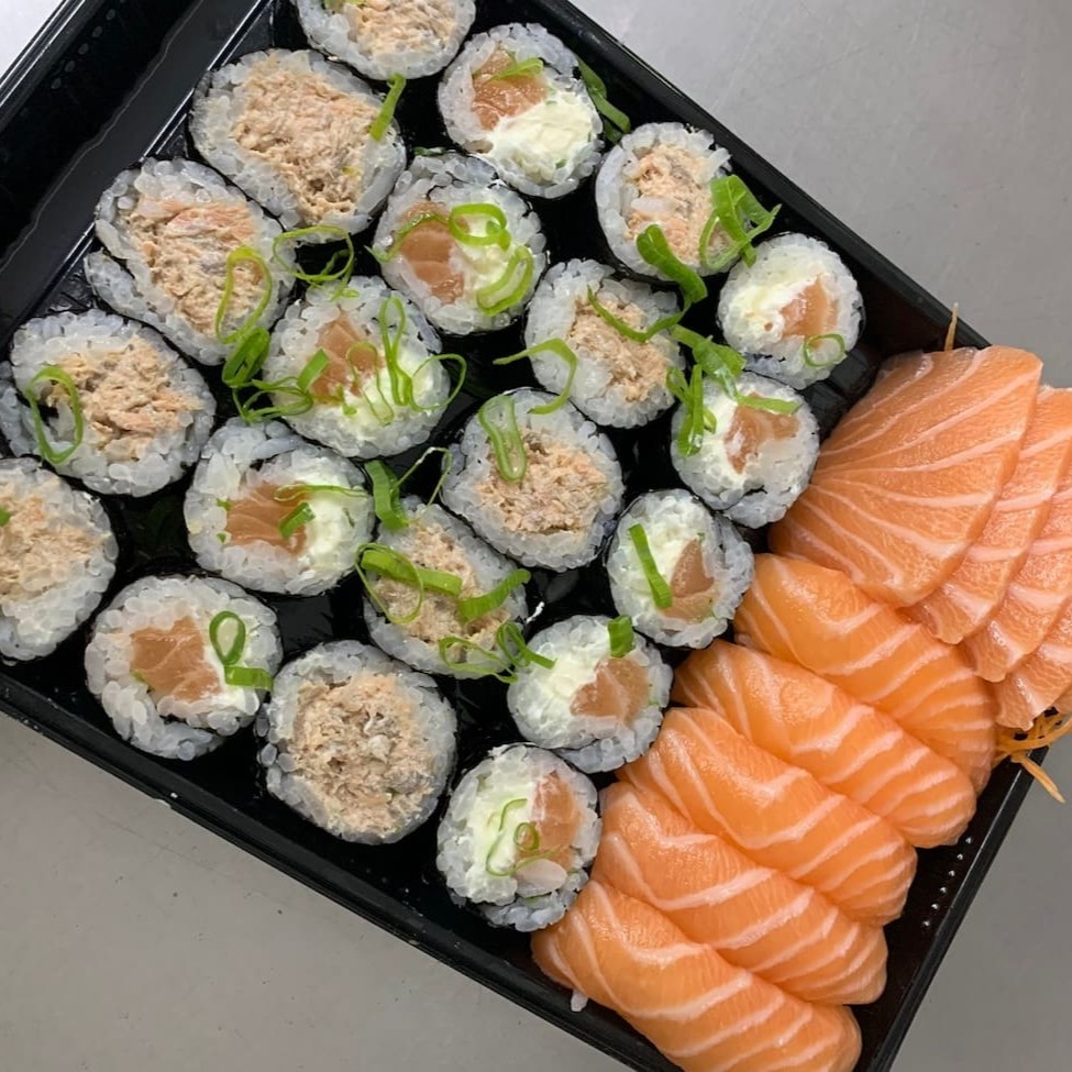 10 boston, 10 makimono filadelfia, 5 sushi salmão, 5 sashimi de salmao.                   taxa gratis