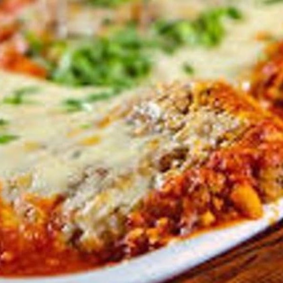 Descubra o nosso prato '208 - Contra-filé à Parmegiana para 2 pessoas', da categoria 'Refeições Especiais'. Esta deliciosa refeição é composta por um suculento contra-filé, cuidadosamente preparado e coberto com um delicioso molho à parmegiana. Acompanha arroz branco, perfeitamente cozido, e um cremoso purê de batatas para completar esta experiência gastronômica. O tempo de preparo é de aproximadamente 40 minutos, garantindo a qualidade e o frescor dos ingredientes. Desfrute desta refeição especial com quem você ama!