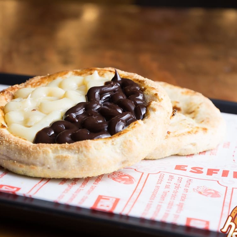 Chocolate branco com chocolate preto