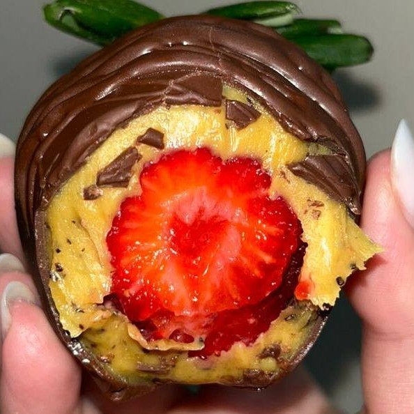 Morango fresco envolvido por nosso cremoso brigadeiro de maracujá e finalizado com casquinha de chocolate blend