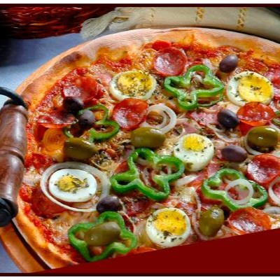 Molho, muçarela, milho, ervilha, calabresa, presunto, tomate, pimentão verde, azeitona, ovos, cebola e orégano