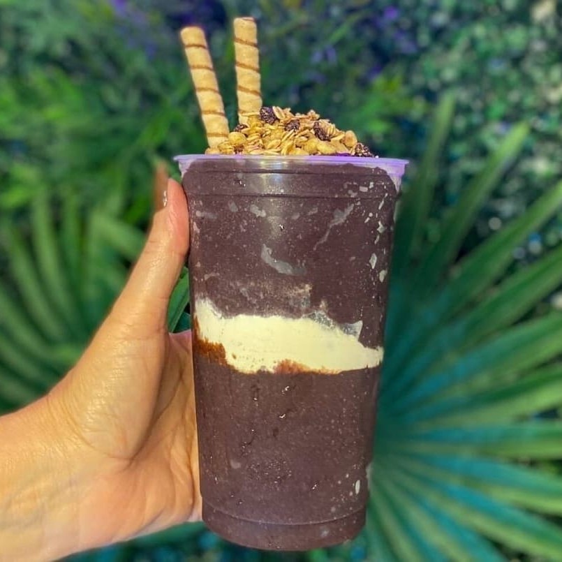 Nosso Açaí no Copo, com seus generosos 770ml, é mais do que uma simples refeição: é uma experiência sensorial inesquecível. Reconhecido como o 'Melhor Açaí da Região', ele é servido com uma variedade de toppings criteriosamente selecionados e frutas frescas, que trazem uma explosão de sabores ao seu paladar. As caldas, escolhidas a dedo, proporcionam um toque final perfeito a esta obra-prima culinária, tornando-a absolutamente irresistível. É a combinação perfeita para quem busca uma refeição nutritiva, refrescante e surpreendentemente saborosa. Permita-se provar essa maravilha e deixe o nosso Açaí seduzir o seu coração!