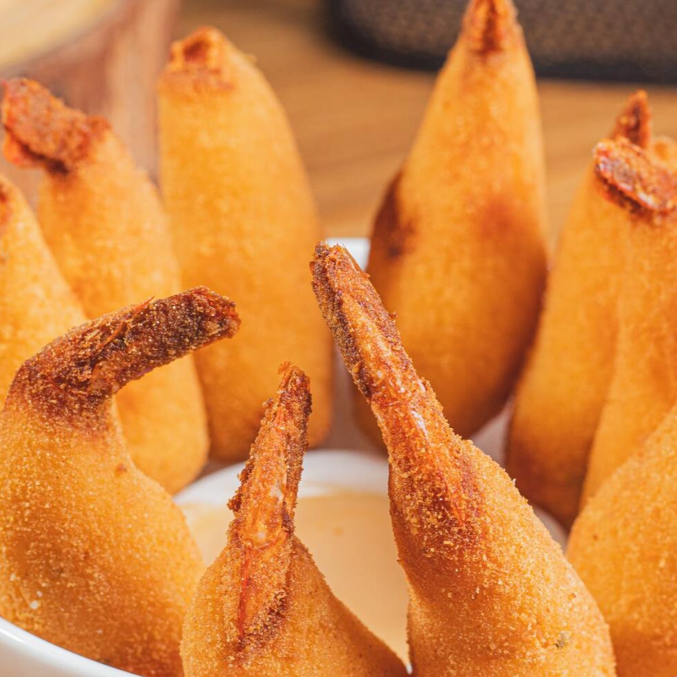 Camarão Crocante dos Deuses — chegou, abriu, se apaixonou! Camarões empanados na medida certa, crocantes, quentinhos. Ideal pra matar a fome com estilo sem sair de casa. Peça agora no  e receba rapidinho!