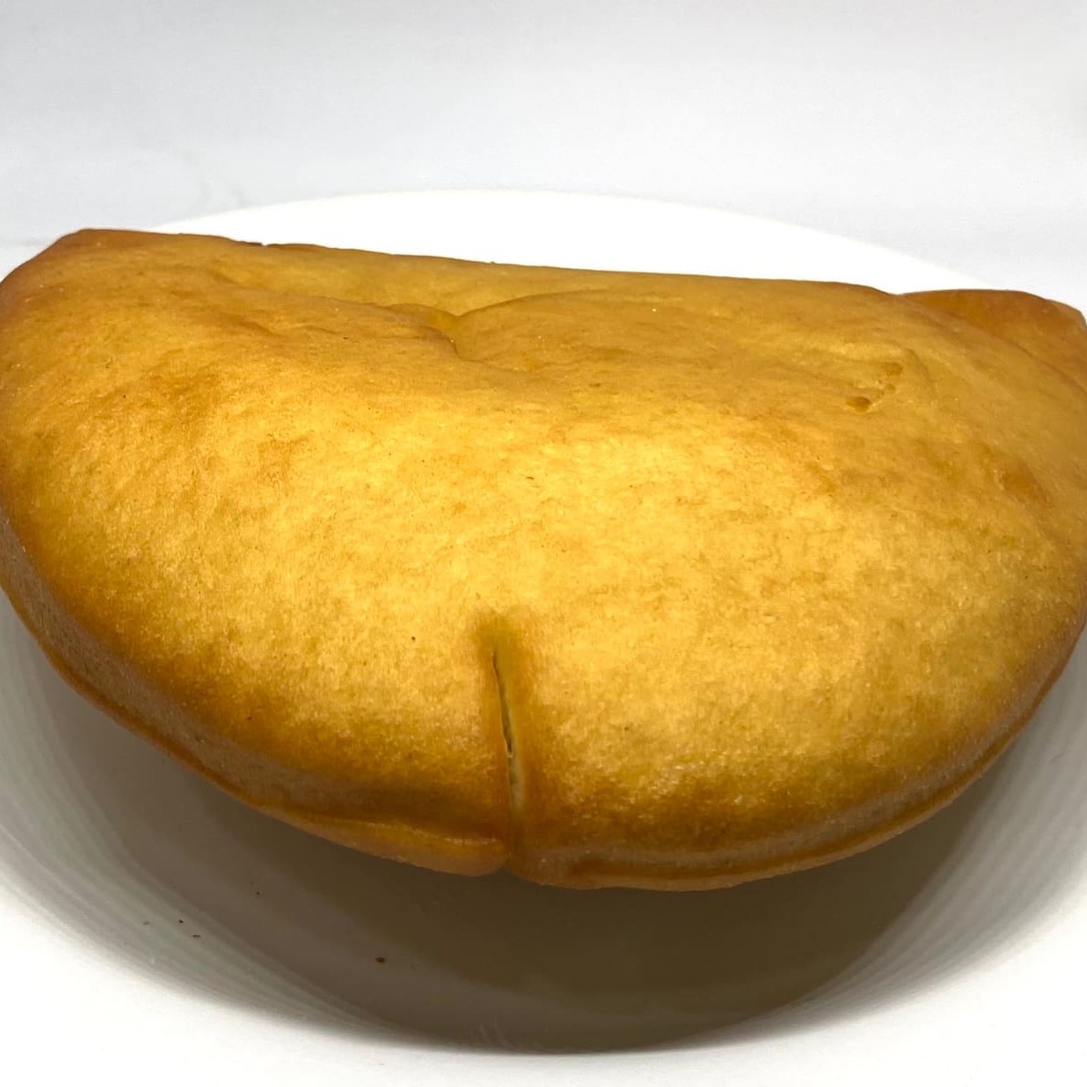 Quem resiste à combinação clássica de queijo e presunto? O nosso Pastel Chinês de Queijo com Presunto traz essa mistura irresistível em uma massa crocante e dourada, que vai conquistar seu paladar a cada mordida. O recheio, com queijo derretido e presunto macio, oferece o equilíbrio perfeito entre cremosidade e sabor, criando uma experiência única e deliciosa.  Perfeito para o lanche rápido, para