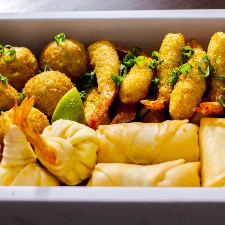 31 peças: 10 Cubo Skin, 15 Camarões empanados, 2 Harumaki Camarão, 2 Harumaki Frango, 2 Trouxinhas de Camarão.