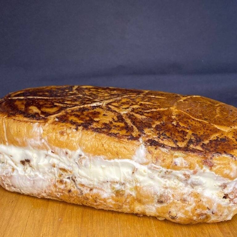 Todos acompanham: salsicha ou linguiça, tomate, cebola, milho, ervilha, maionese, mostarda e batata palha.