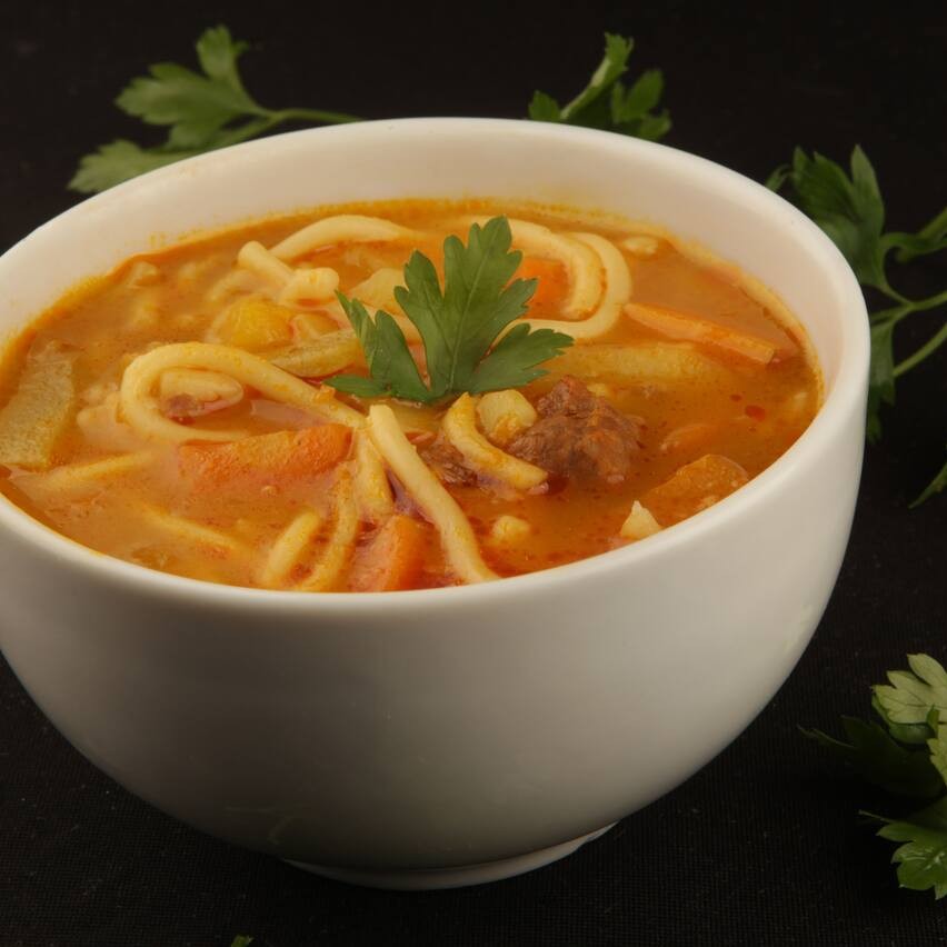 Deliciosa sopa de legumes com músculos.