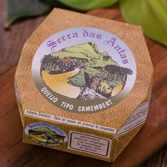 Originário da Normandia, o Camembert é um renomado queijo francês de leite de vaca, maturado por 2 semanas. Com textura macia e cremosa, apresenta uma cor amarela palha e uma casca coberta por mofos brancos, às vezes amarelados. Seu sabor é suave, amanteigado, e frutado, com um aroma marcante.