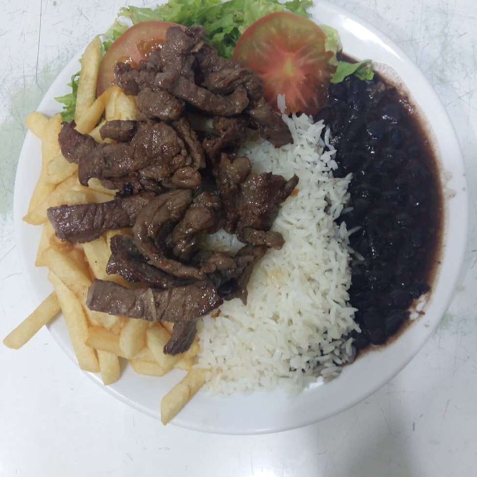 Salada, alface, tomate, batata-frita ou purê, arroz, feijão e contra-filé fatiado (especificar se que com cebola)<200g>