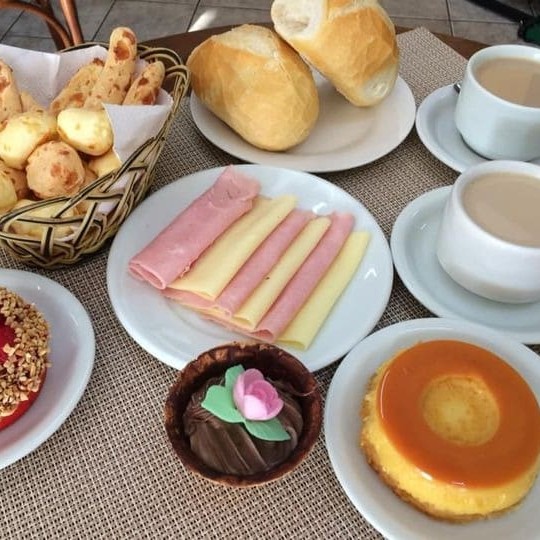 Foto ilustrativa. Contém 4 itens: 1 Pão, 1 Frios (100g), 08 Pães de Queijo e 1 Bebida 300ml da sua preferência.