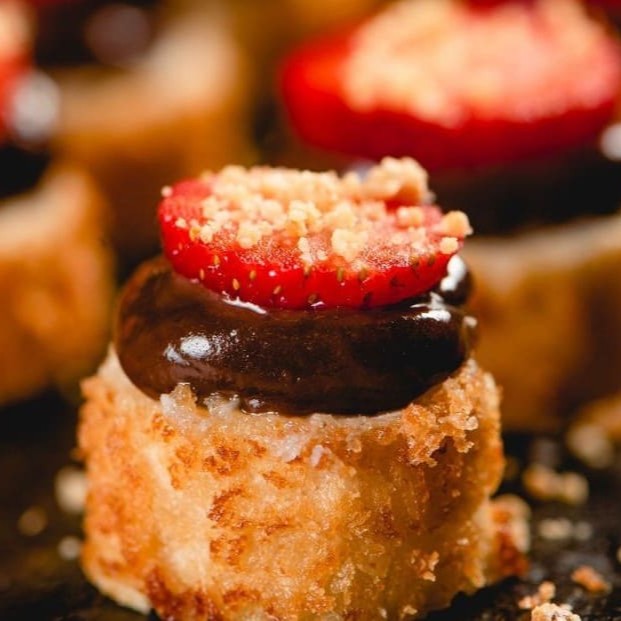 Hot Floresta Negra - 8 unidades  Base de beijinho, chocolate, banana, amendoim e filet de morango.    ----------tags------------- Sushi/japa/culinária japonesa/sushi em casa / promoções/makimonos/Philadelphia/filadélfia/hot filadélfia/ hot Philadelphia/sunomono/entre grátis/combinados/Carpaccio/cevite/sashimi de salmão/sushi por 1 real / promoção de hot/temaki/yakissoba