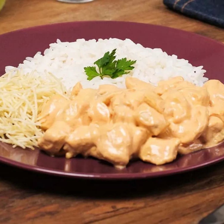 Arroz - strogonoff e batata palha  embalagem de 500ml +coca cola lata 350ml