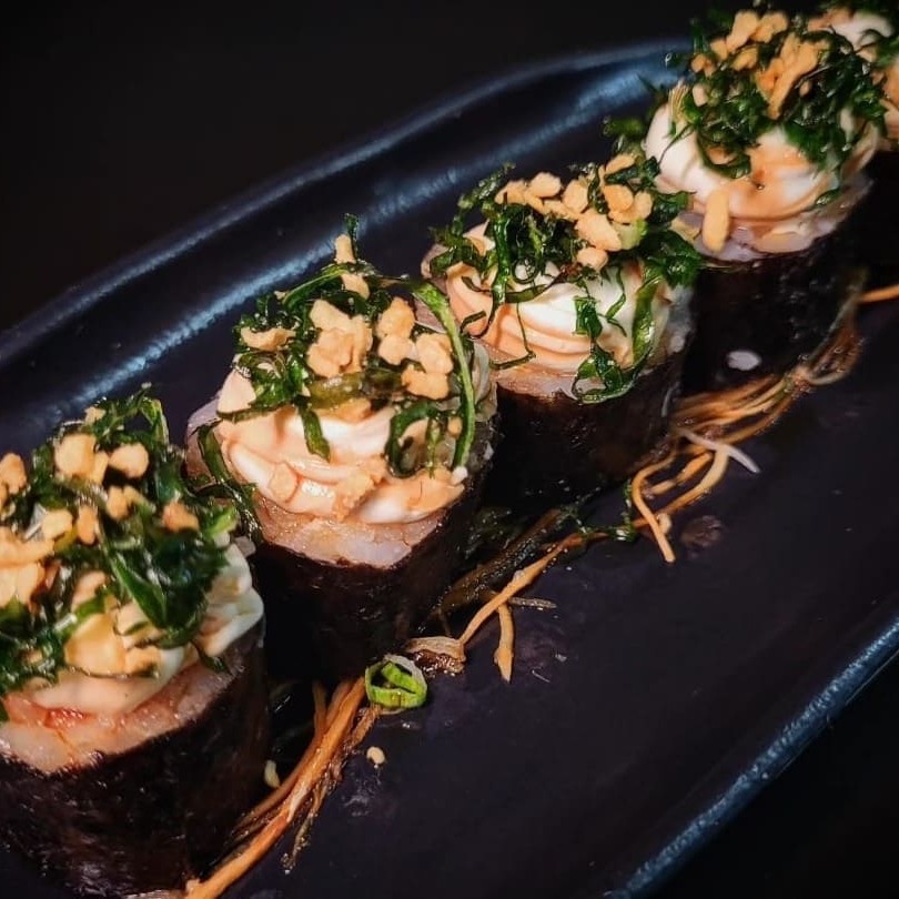 Makimono philadelfia, finalizado com cream cheese, teriaki e couve crispy