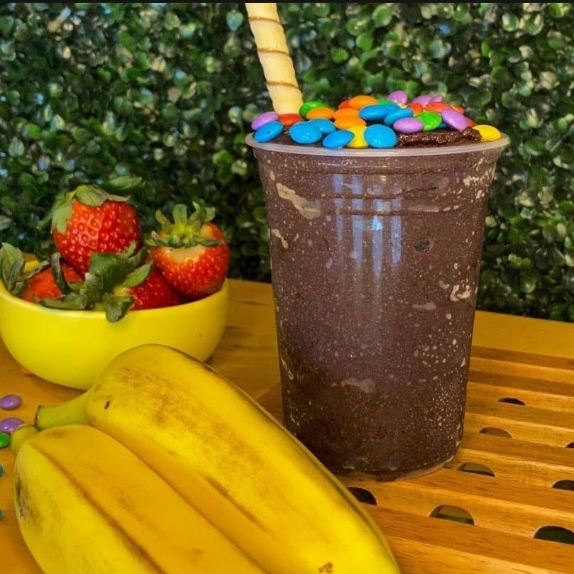 O Açaí no Copo é uma verdadeira delícia, considerado o 'Melhor Açaí da Região'. Ele vem acompanhado por uma generosa variedade de toppings e frutas frescas, que adicionam uma explosão de sabores ao paladar. As caldas, cuidadosamente selecionadas, dão um toque final a esta obra-prima, tornando-a irresistível. É a combinação perfeita para quem busca por uma refeição refrescante, nutritiva e incrivelmente saborosa. Experimente essa maravilha e deixe o nosso Açaí conquistar o seu coração!