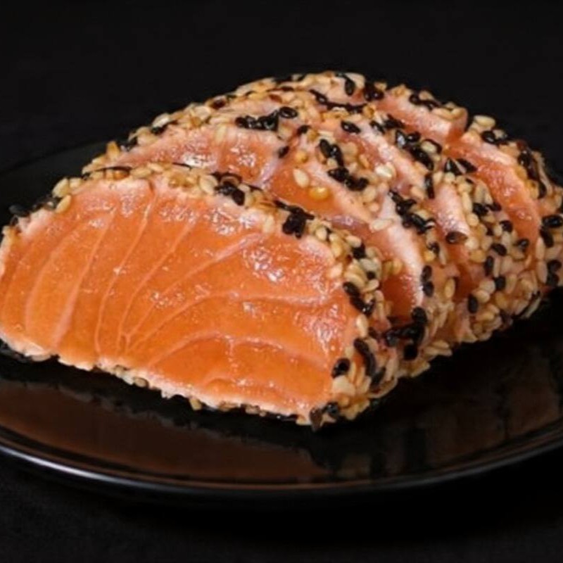 Laminas de salmão seladas com gergelim