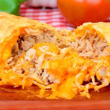 Pastel Frango Especial   Nosso pastel frango especial vem com frango desfiado e temperado, mussarela derretida, presunto saboroso, calabresa levemente picante, azeitonas, cebola crocante e o toque final de cheddar cremoso. Uma combinação rica, marcante e suculenta, envolvida por uma massa crocante que faz toda a diferença. Um verdadeiro espetáculo de sabor!  imagem ilustrativa.
