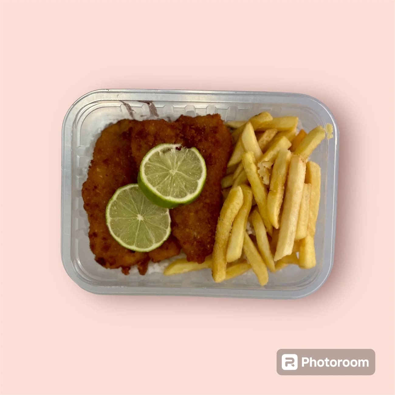 Filé de peixe linguado crocante, empanado na medida certa, servido com arroz branco soltinho, feijão caseiro bem temperado e batata frita dourada. Uma combinação irresistível em uma porção farta de 750 ml!