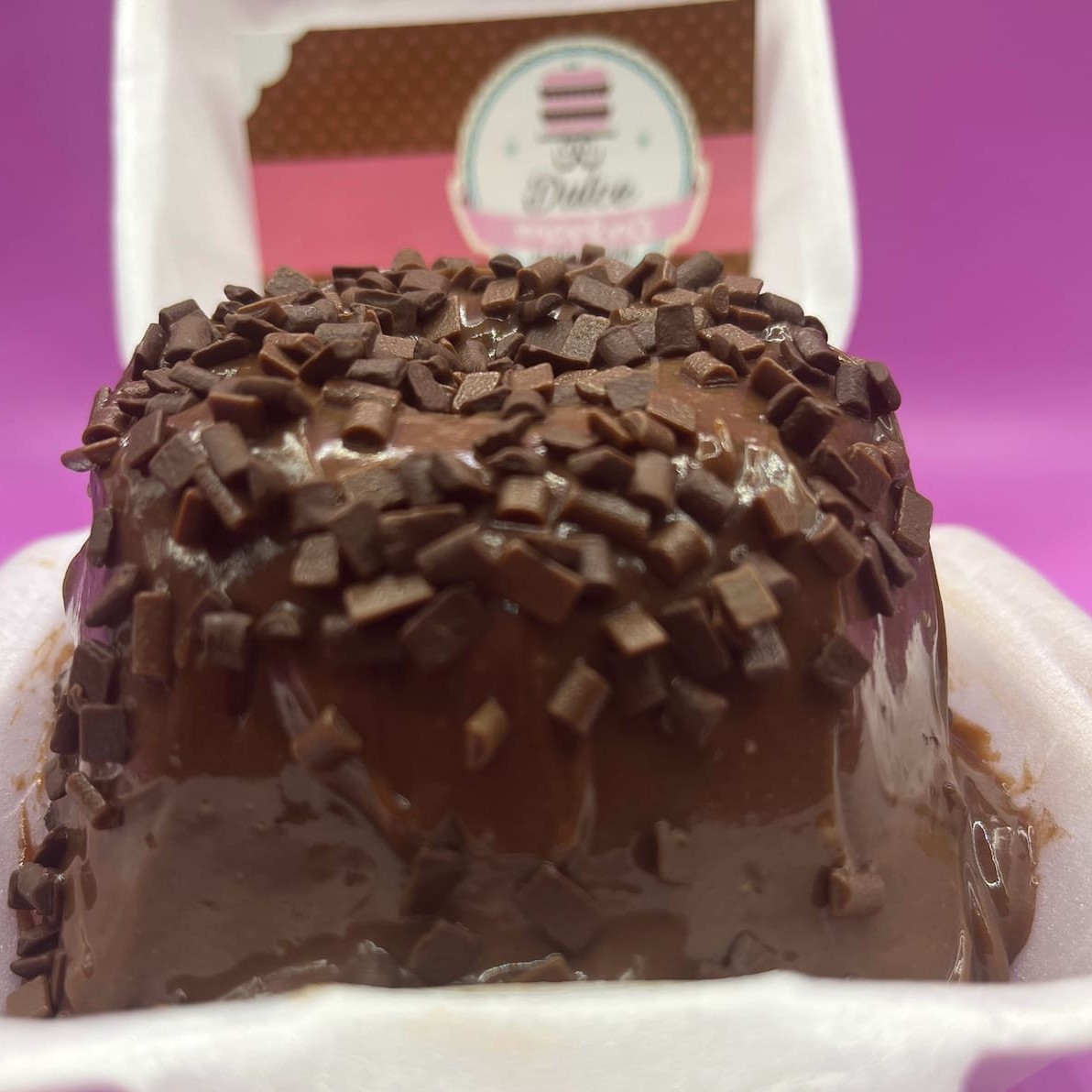 Um delicioso brigadeiro com granulado belga
