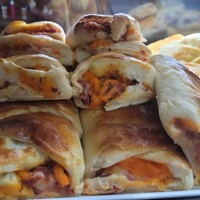 Massa pré assada mas calabresa mas presunto mas cheddar