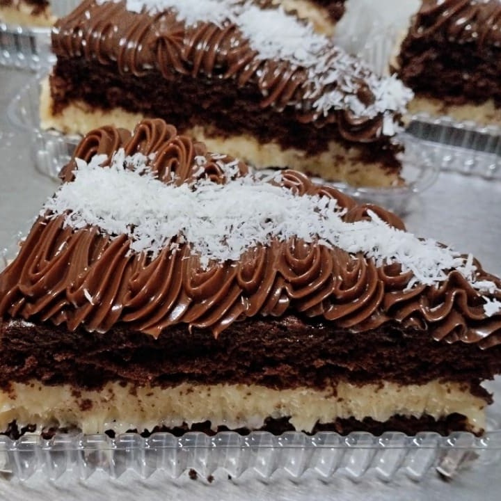 Feita com massa de chocolate e recheio de creme de chocolate e uma camada generosa de creme de coco. É impossivel resistir, muito gostosa.