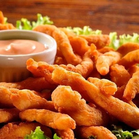 Nossa deliciosa isca de frango acompanhada de arroz branco, feijão, macarrão, farofa, fritas e salada a sua escolha