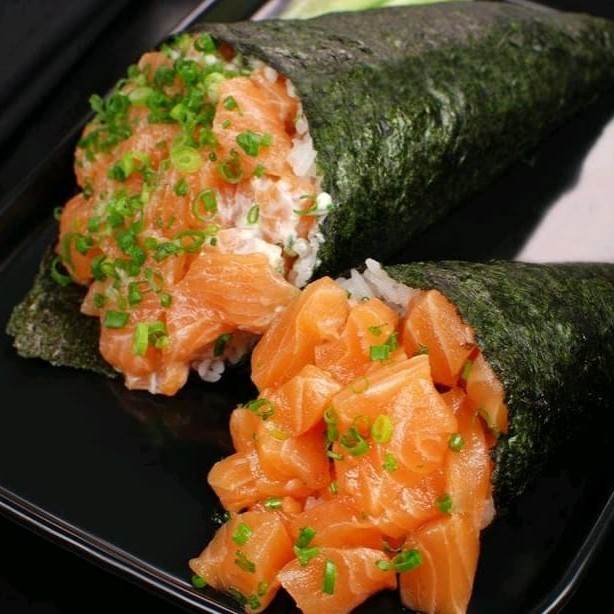 Temaki de salmão cru  completo, na compra de um temaki ganha outro de graça