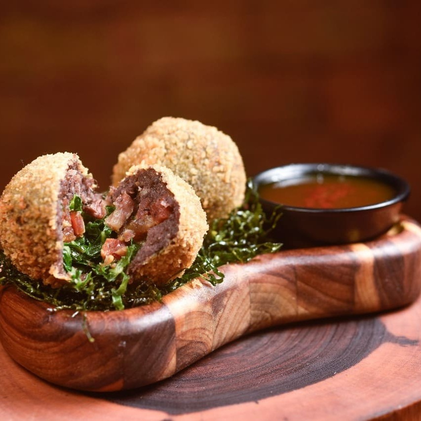 O melhor bolinho de feijoada do Recreio, recheado com bacon e couve.