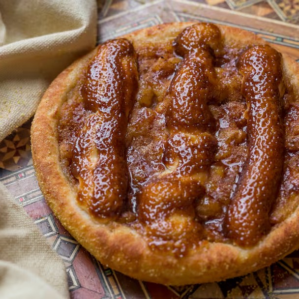 Esfiha de Banana Carioca da Galera: Recheio de banana doce, açúcar, canela e chocolate branco derretido. Uma explosão de sabores irresistíveis!